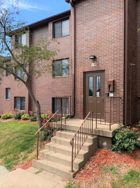 18 E Court St in Iowa City, IA - Building Photo