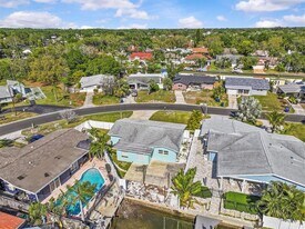310 Westwinds Dr E in Palm Harbor, FL - Building Photo