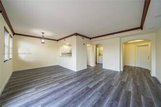 8882 W Flagler St in Miami, FL - Foto de edificio - Building Photo