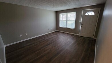 913 S Maple Ave in Fairborn, OH - Foto de edificio - Building Photo