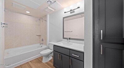 5885 S 32nd St, Unit A1 in Phoenix, AZ - Foto de edificio - Building Photo