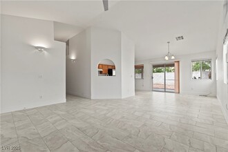 1094 Kabuki Ave in Henderson, NV - Foto de edificio - Building Photo