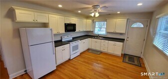 107 Oakridge Rd in Trumbull, CT - Building Photo