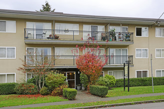 Brooks Manor in New Westminster, BC - Building Photo - Building Photo