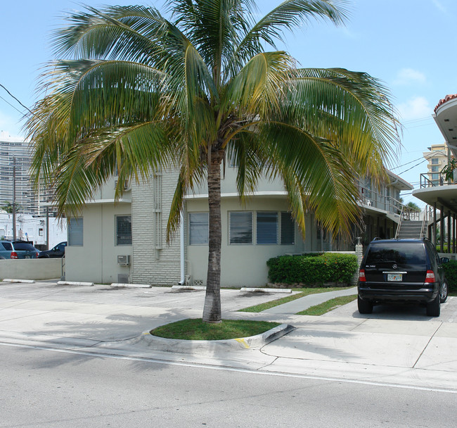 Abbott Manor Apartments in Surfside, FL - Building Photo - Building Photo