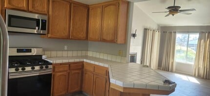 10712 Sunset Canyon Dr in Bakersfield, CA - Building Photo - Building Photo