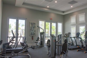 201 Indies Dr E in Naples, FL - Foto de edificio - Building Photo