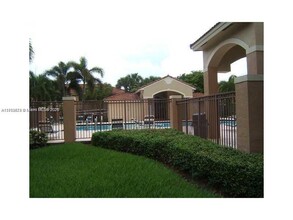 7820 NW 7th St, Unit 101 in Pembroke Pines, FL - Building Photo - Building Photo