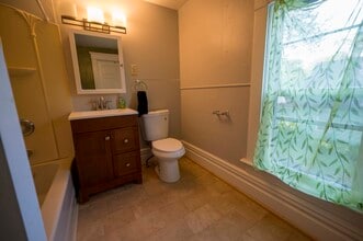 319 N Sycamore St, Unit 319 #2 in Lansing, MI - Foto de edificio - Building Photo