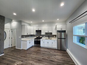 13933 Cantlay St in Van Nuys, CA - Foto de edificio - Building Photo