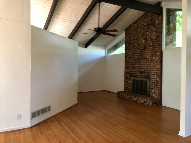 206 Oleander Rd in Carrboro, NC - Building Photo - Building Photo