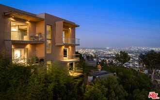 1600 Viewmont Dr in Los Angeles, CA - Building Photo