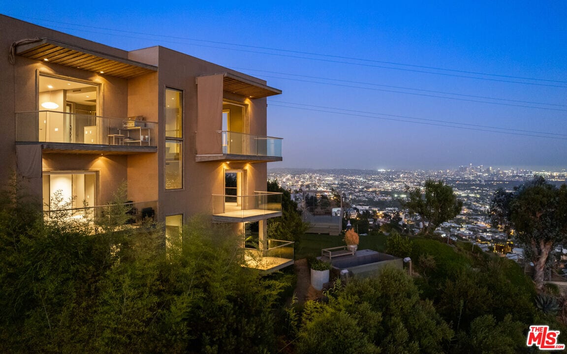 1600 Viewmont Dr in Los Angeles, CA - Building Photo