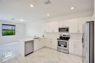 213 SW 159th Ct in Pembroke Pines, FL - Foto de edificio - Building Photo