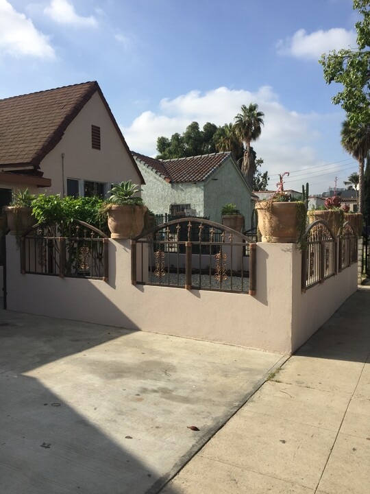 1336 S Mansfield Ave in Los Angeles, CA - Building Photo