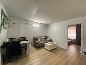 321 E 48th St in New York, NY - Building Photo - Building Photo