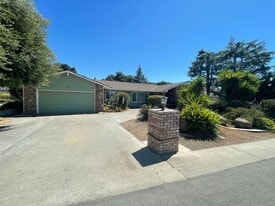 60 Marks Dr in Hollister, CA - Building Photo