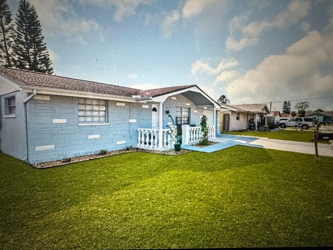 6734 Sandalwood Dr in Port Richey, FL - Foto de edificio - Building Photo