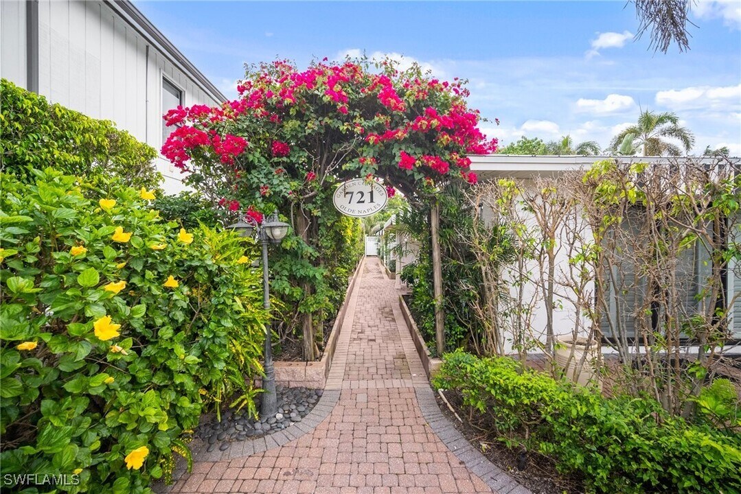 721 9th St S in Naples, FL - Building Photo