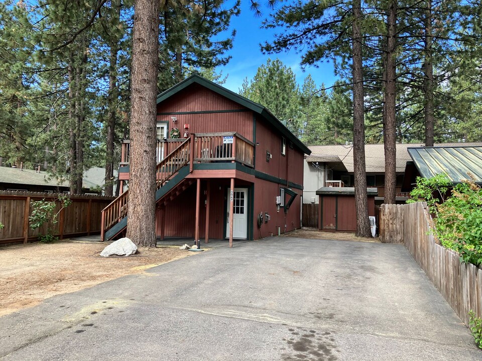3067 Sacramento Ave in South Lake Tahoe, CA - Foto de edificio