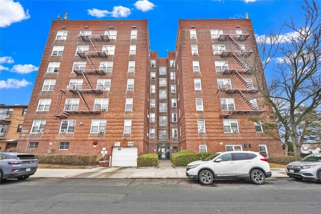 85-4 63rd Dr in Queens, NY - Foto de edificio - Building Photo