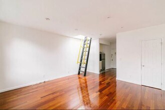 237 W 14th St in New York, NY - Building Photo - Building Photo