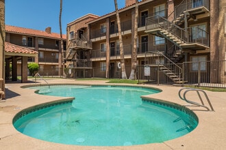 Tamarak Gardens Apartments in Phoenix, AZ - Foto de edificio - Building Photo