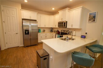 1241 Enbrook Lp in Naples, FL - Foto de edificio - Building Photo