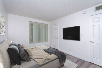 The Sandpiper Apartments in Sacramento, CA - Building Photo - Building Photo
