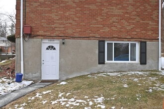 1805 Parr Lake Dr in Newburgh, NY - Building Photo - Building Photo