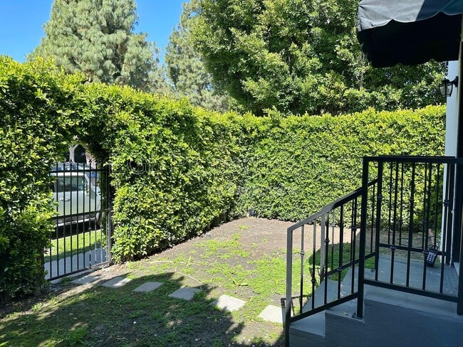 358 N San Vicente Blvd in West Hollywood, CA - Building Photo - Building Photo