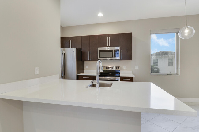5029 Grandiflora Rd in Palm Beach Gardens, FL - Building Photo - Building Photo
