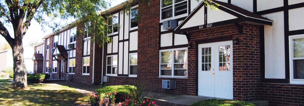 Ashbury Court in Dekalb, IL - Building Photo