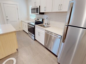 208 Banks St, Unit 2 in Cambridge, MA - Building Photo - Building Photo