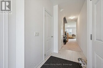 13 Edminston Dr in Fergus, ON - Building Photo - Building Photo