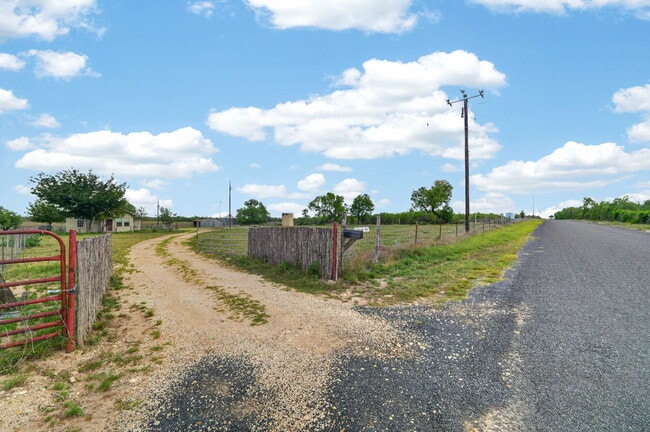 3021 Co Rd 467 in Devine, TX - Building Photo - Building Photo