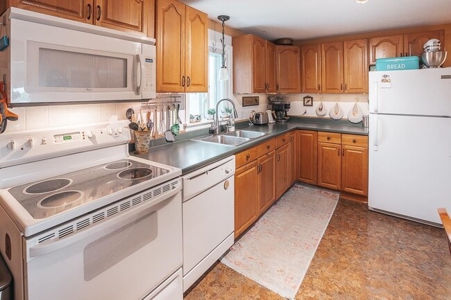 58 Harvey Rd in Londonderry, NH - Building Photo - Building Photo