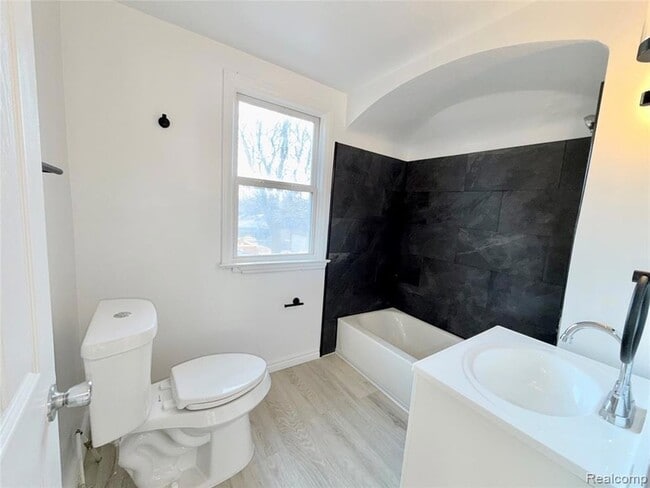 9899 Balfour Rd in Detroit, MI - Foto de edificio - Building Photo