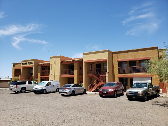 Roger Plaza Apartments in Tucson, AZ - Foto de edificio - Building Photo