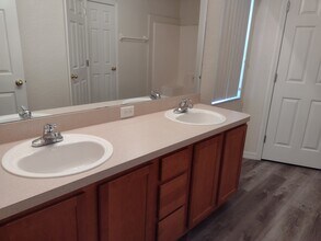 1223 Persian Ave in Spring Hill, FL - Foto de edificio - Building Photo