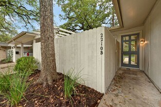 2210 Quarry Rd in Austin, TX - Foto de edificio - Building Photo
