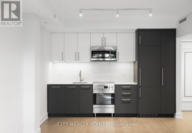 2-112 Clarendon Ave