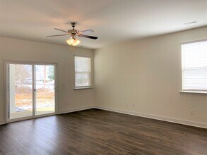 160 Gregory Dr in Clayton, NC - Foto de edificio - Building Photo