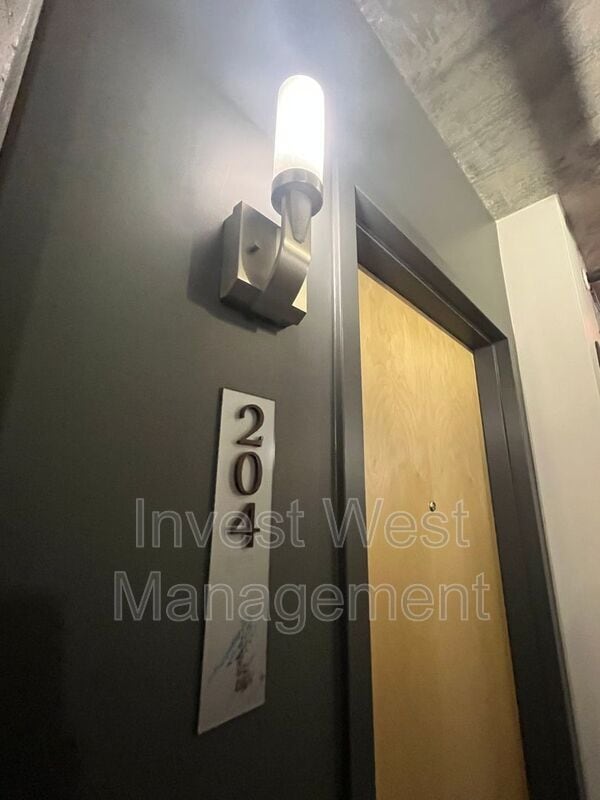 1926 W Burnside St in Portland, OR - Building Photo - Building Photo