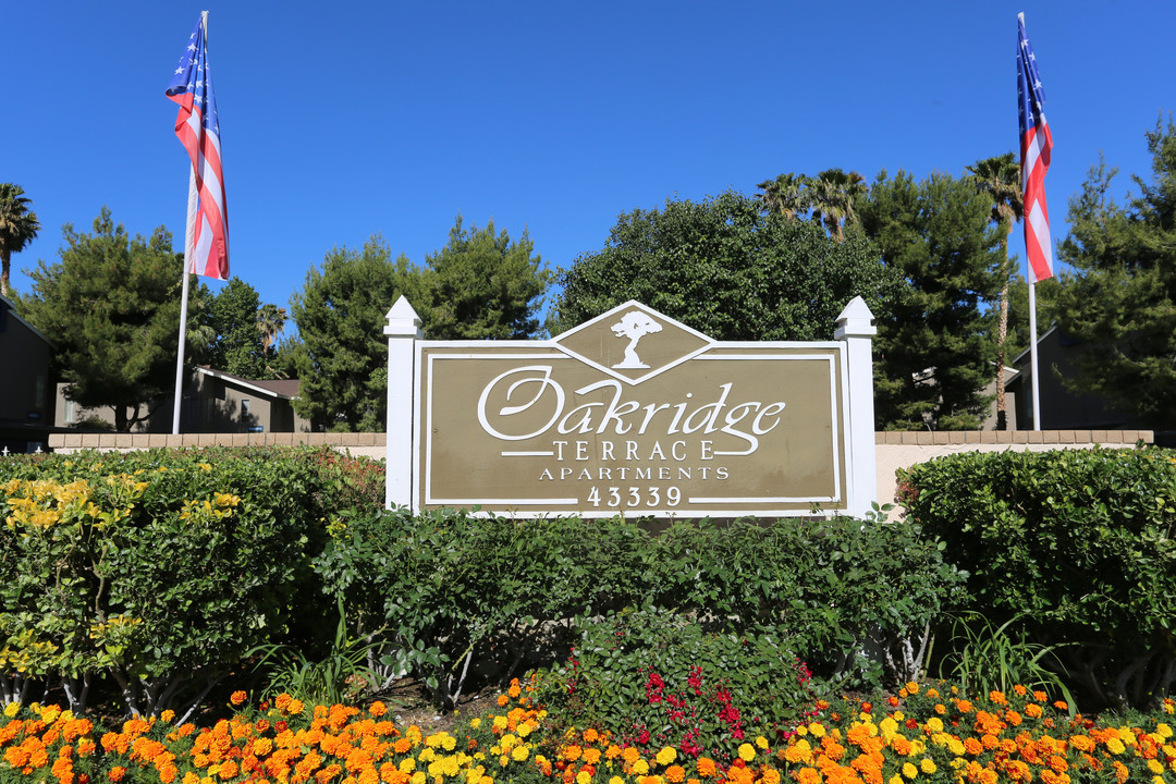 Oak Ridge Terrace in Lancaster, CA - Building Photo