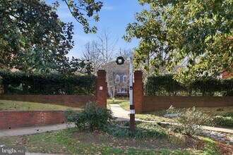 1744 N Rhodes St, Unit 310 in Arlington, VA - Foto de edificio - Building Photo