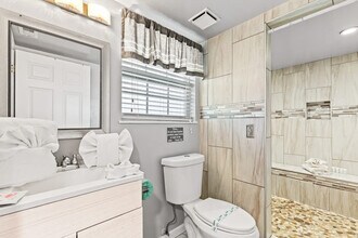 5218 Beach Dr in Panama City, FL - Foto de edificio - Building Photo