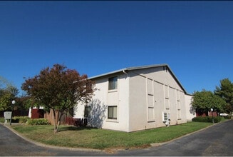 3435 Santa Rosa Way in Redding, CA - Building Photo - Building Photo