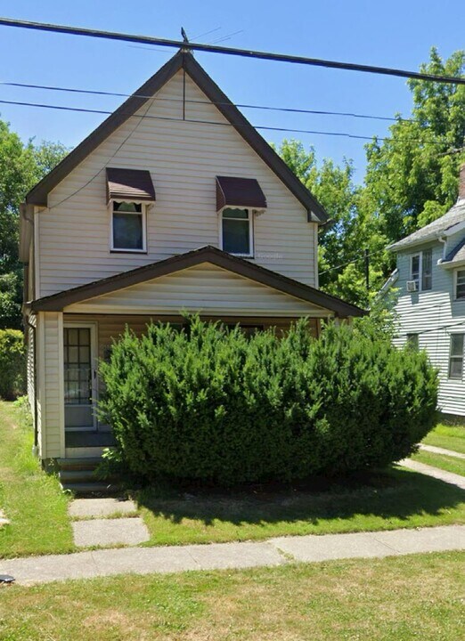 15926 Whitcomb Rd in Cleveland, OH - Building Photo