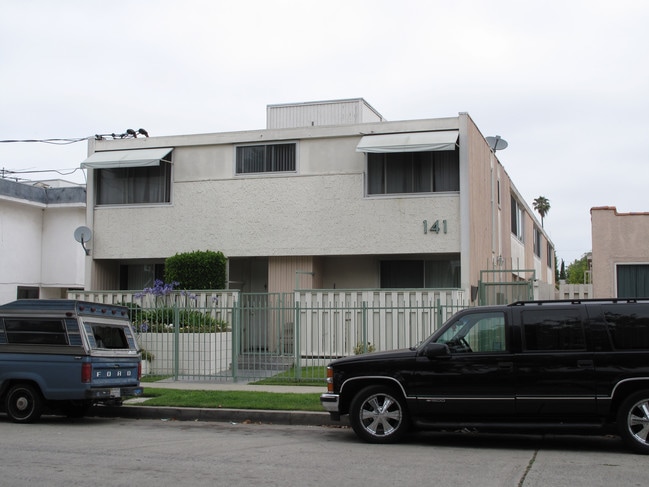 141 W Hillcrest Blvd in Inglewood, CA - Building Photo - Building Photo